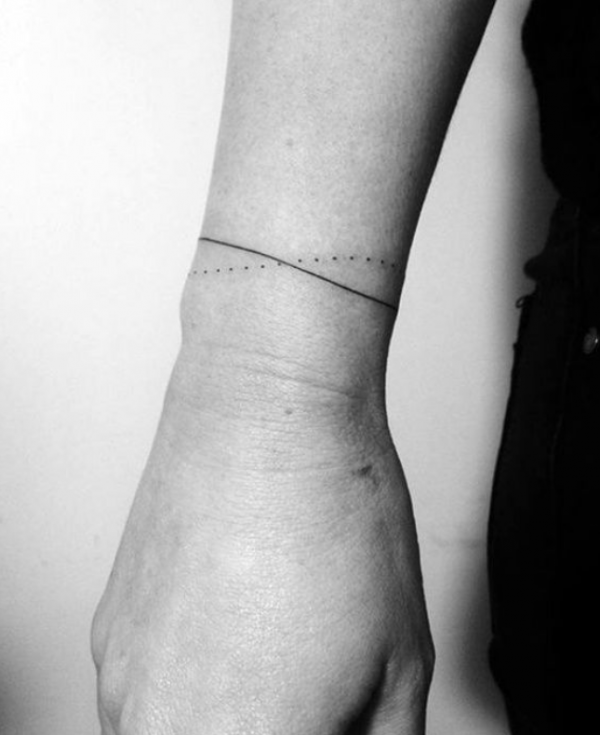 Garis tipis vertikal di pergelangan tangan